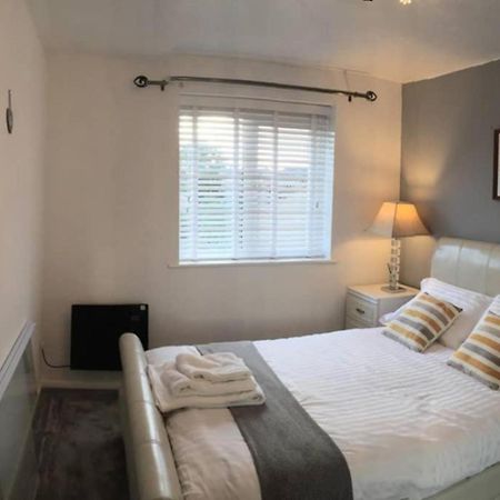 2-Bed Sleeps 4 Comfy For Contractors With Free Parking In Crawley Near Gatwick Manor Royal Refurbished Lägenhet Exteriör bild