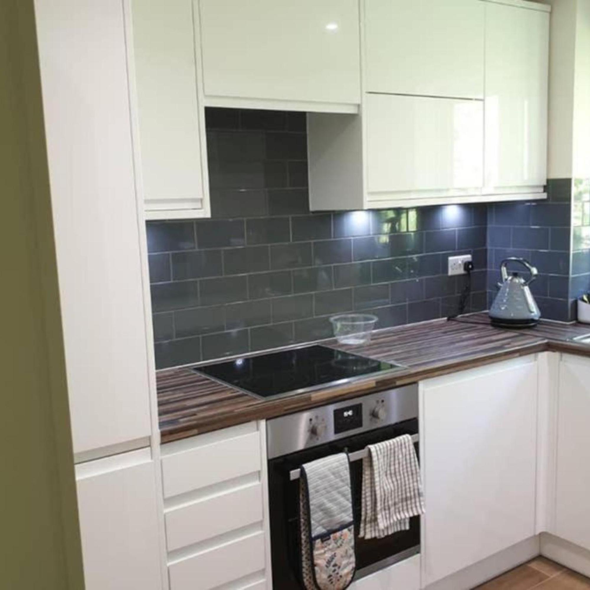 2-Bed Sleeps 4 Comfy For Contractors With Free Parking In Crawley Near Gatwick Manor Royal Refurbished Lägenhet Exteriör bild