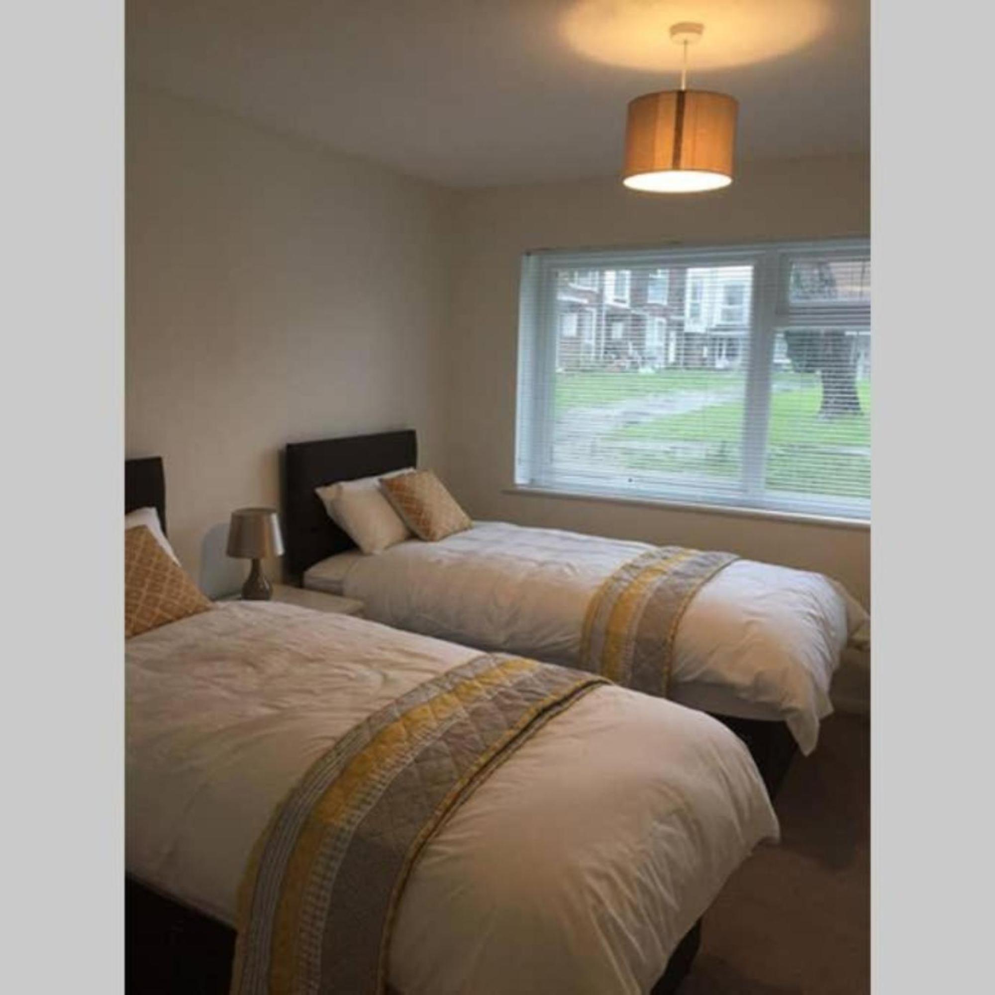 2-Bed Sleeps 4 Comfy For Contractors With Free Parking In Crawley Near Gatwick Manor Royal Refurbished Lägenhet Exteriör bild