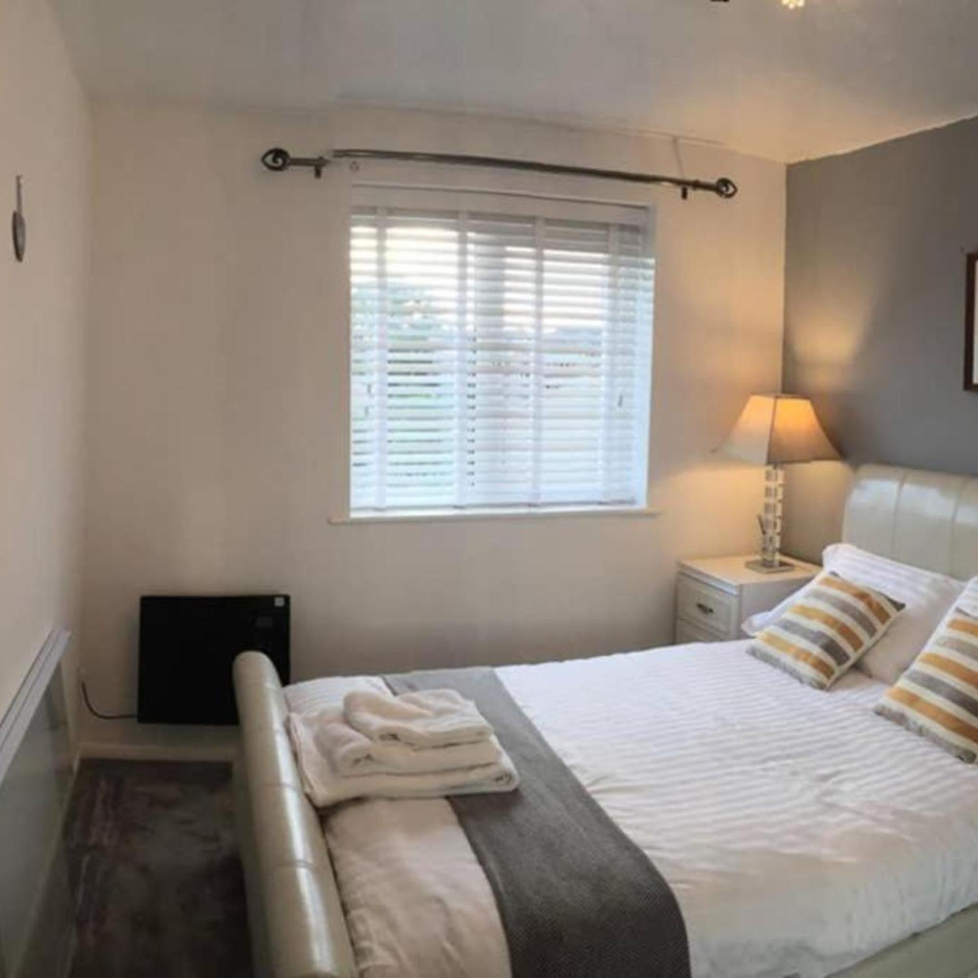 2-Bed Sleeps 4 Comfy For Contractors With Free Parking In Crawley Near Gatwick Manor Royal Refurbished Lägenhet Exteriör bild