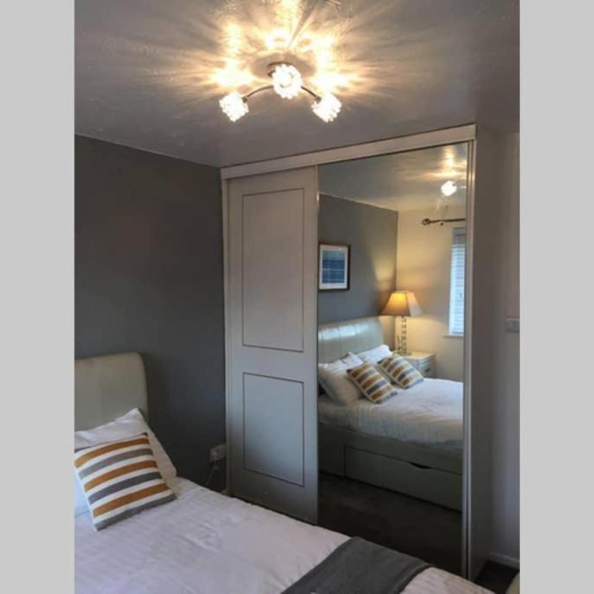 2-Bed Sleeps 4 Comfy For Contractors With Free Parking In Crawley Near Gatwick Manor Royal Refurbished Lägenhet Exteriör bild