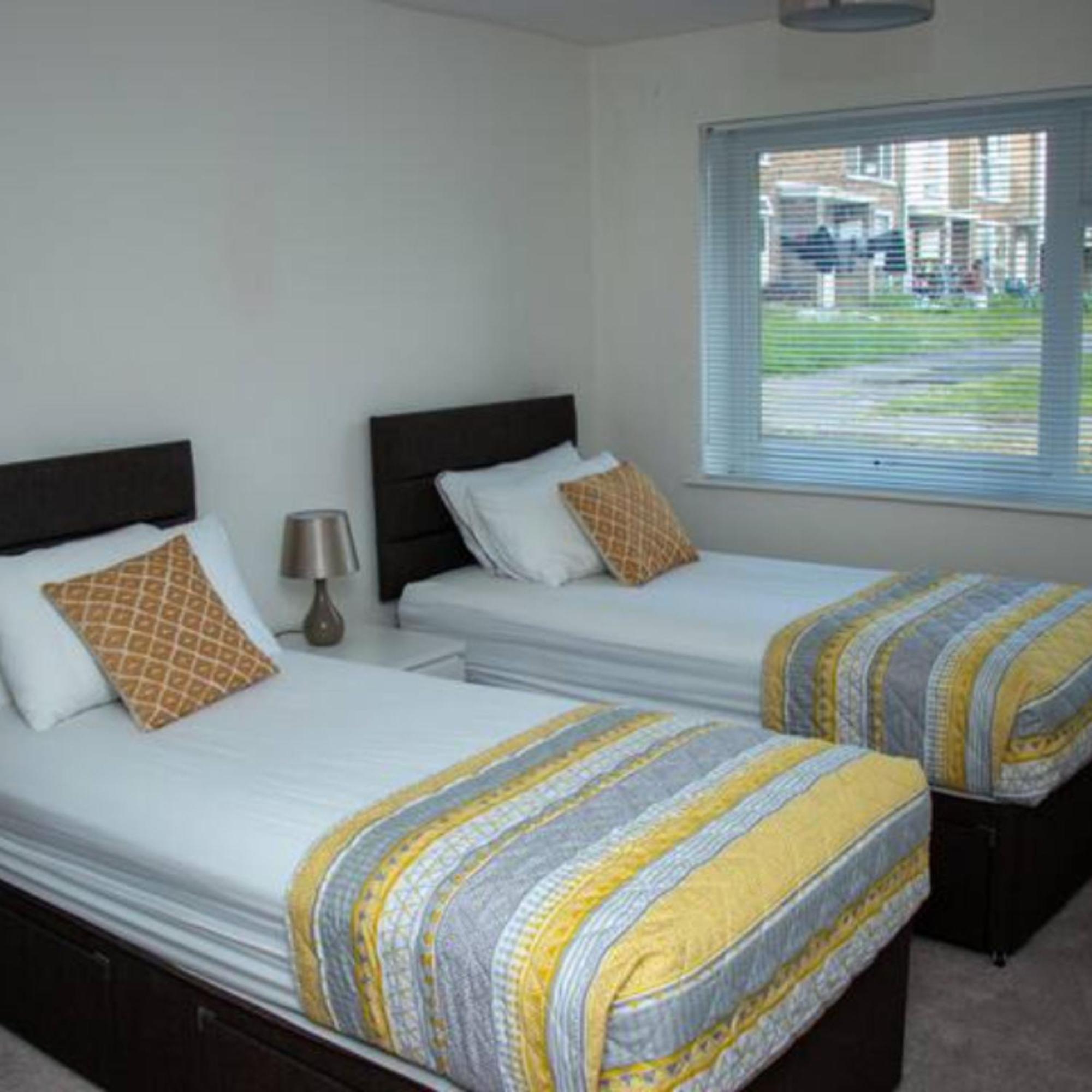 2-Bed Sleeps 4 Comfy For Contractors With Free Parking In Crawley Near Gatwick Manor Royal Refurbished Lägenhet Exteriör bild