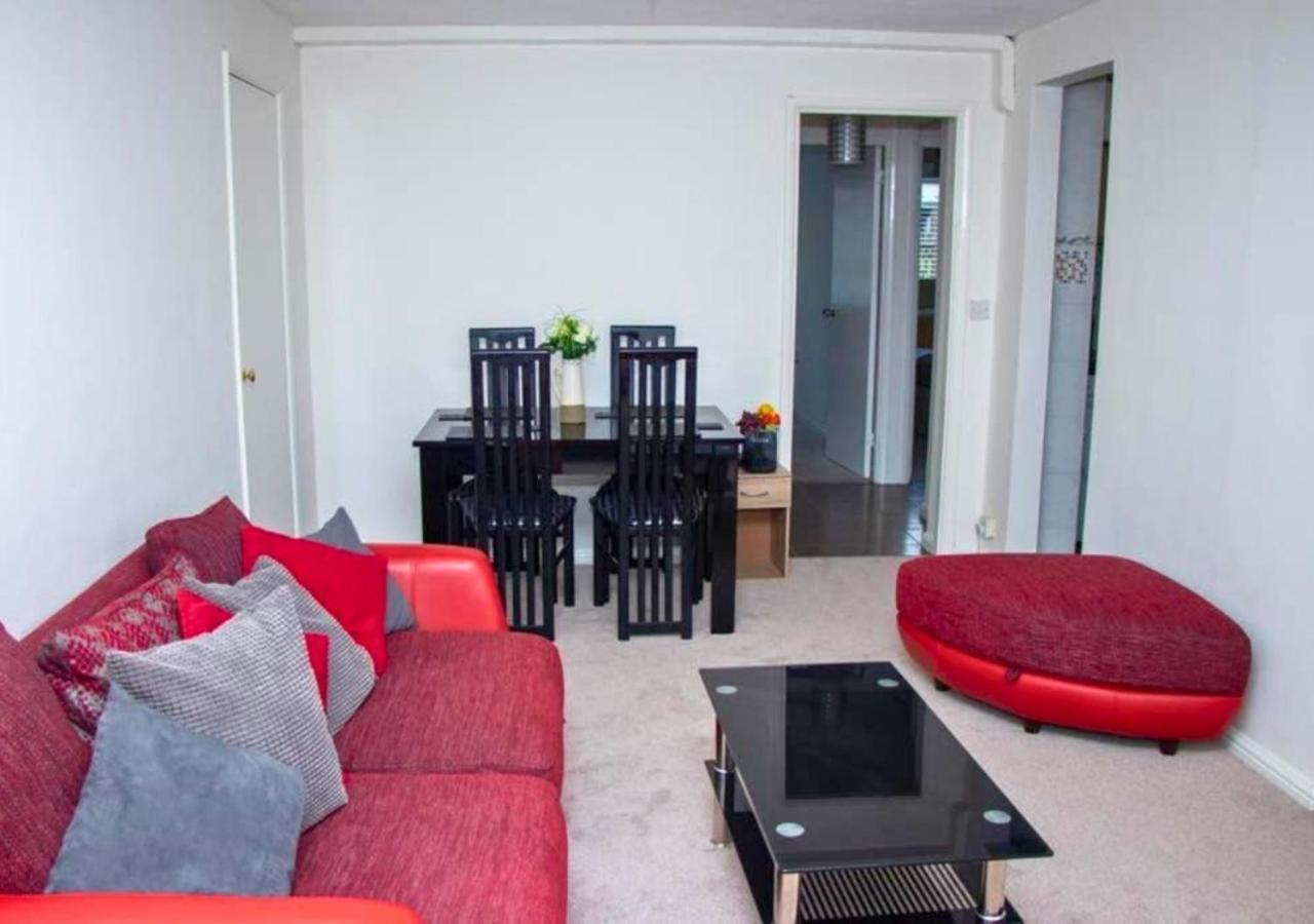 2-Bed Sleeps 4 Comfy For Contractors With Free Parking In Crawley Near Gatwick Manor Royal Refurbished Lägenhet Exteriör bild