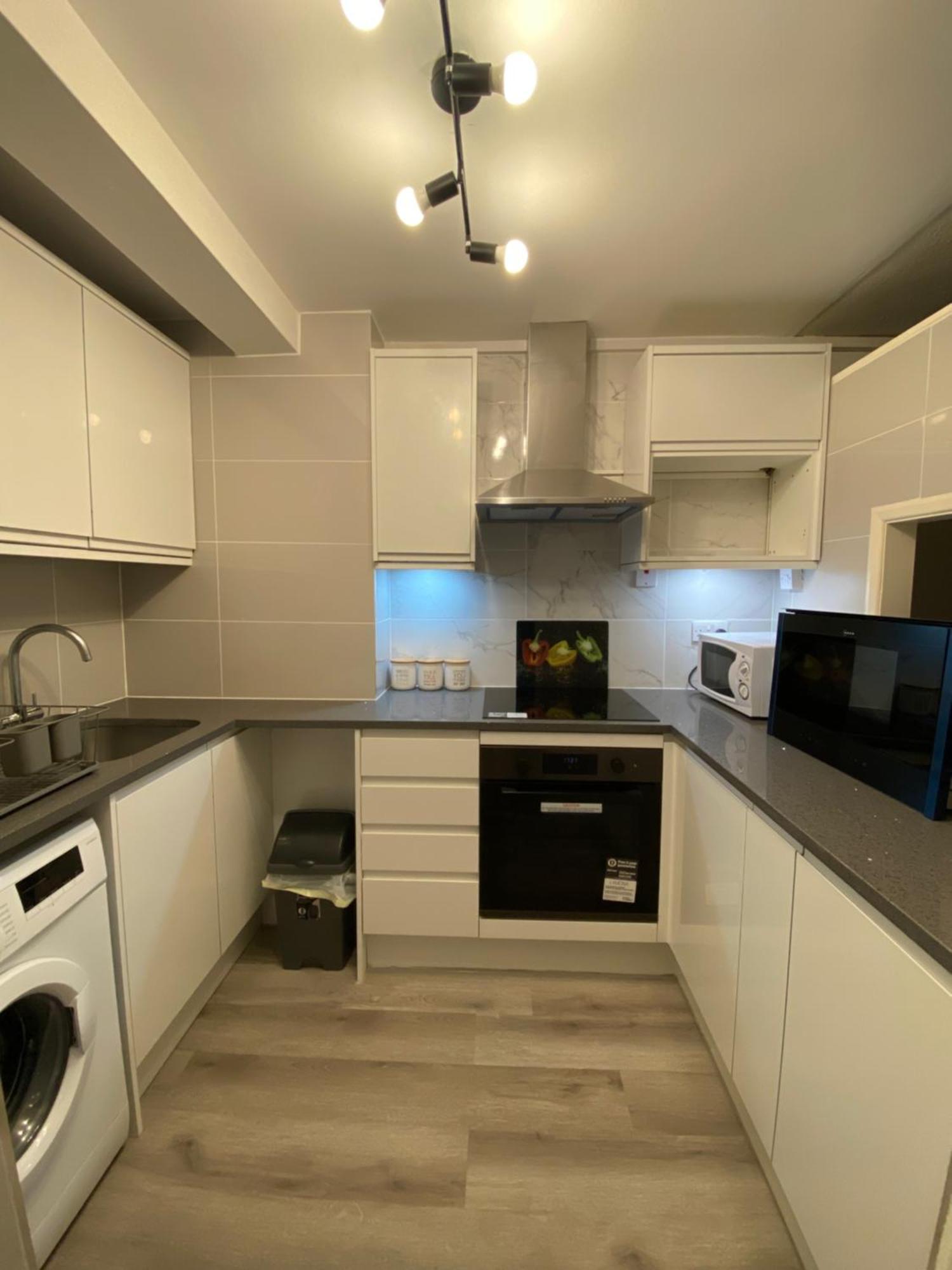 2-Bed Sleeps 4 Comfy For Contractors With Free Parking In Crawley Near Gatwick Manor Royal Refurbished Lägenhet Exteriör bild