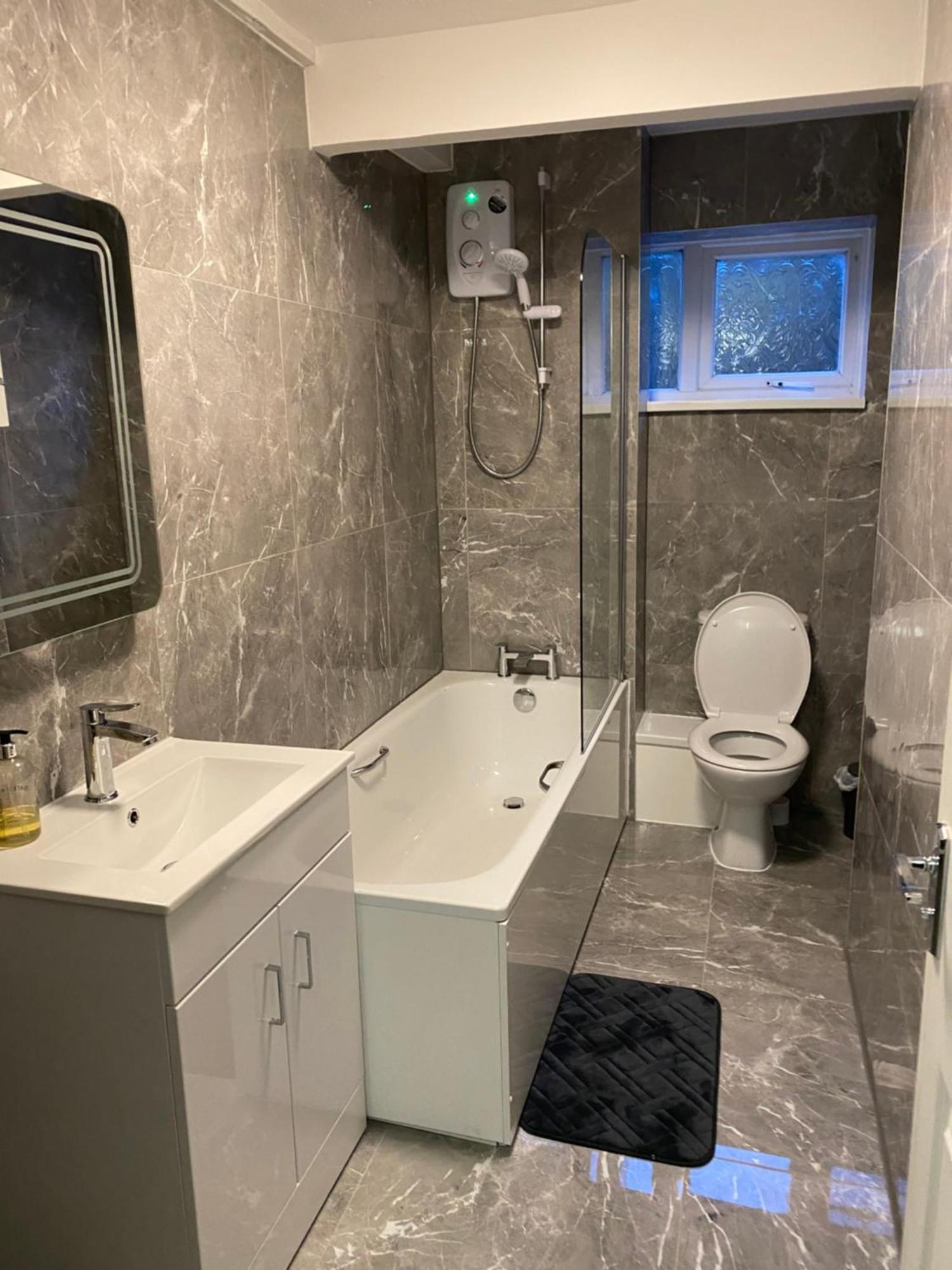 2-Bed Sleeps 4 Comfy For Contractors With Free Parking In Crawley Near Gatwick Manor Royal Refurbished Lägenhet Exteriör bild