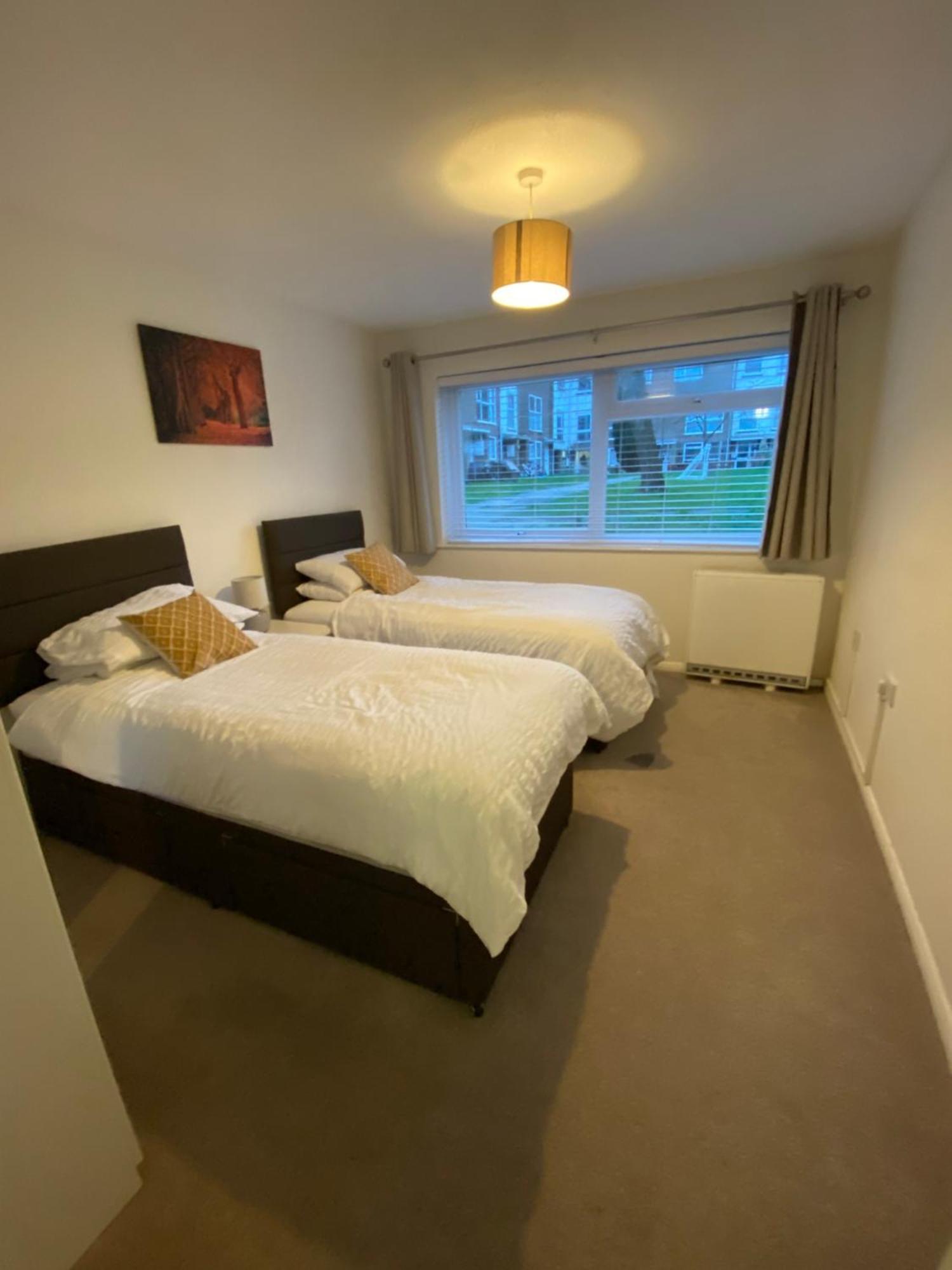 2-Bed Sleeps 4 Comfy For Contractors With Free Parking In Crawley Near Gatwick Manor Royal Refurbished Lägenhet Exteriör bild