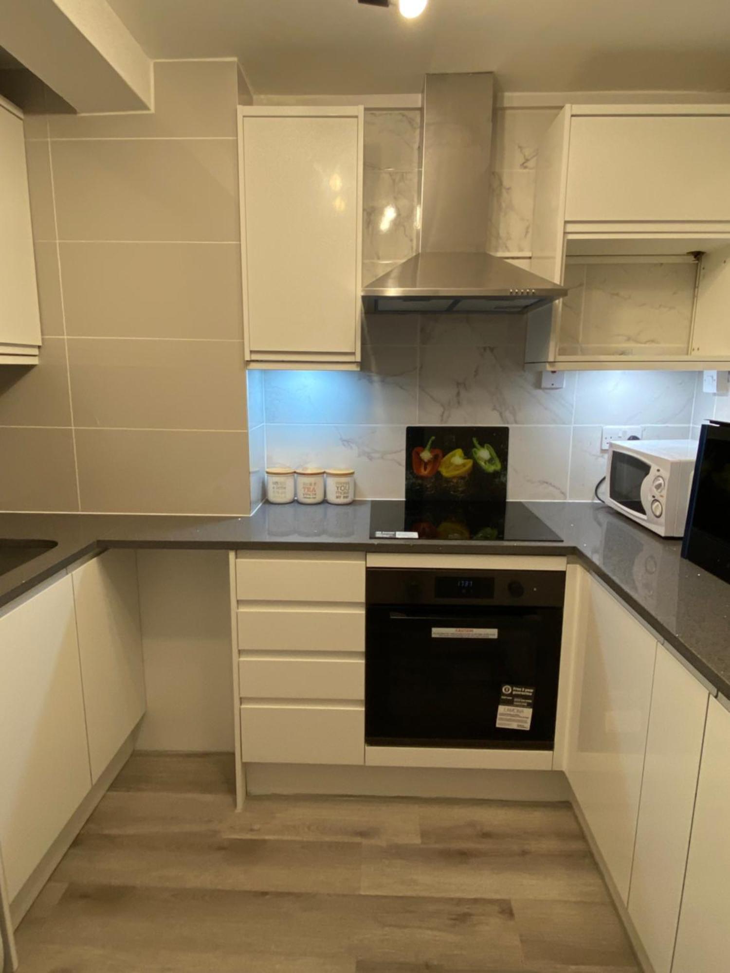 2-Bed Sleeps 4 Comfy For Contractors With Free Parking In Crawley Near Gatwick Manor Royal Refurbished Lägenhet Exteriör bild