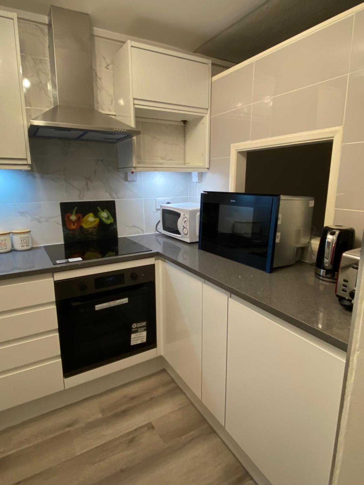 2-Bed Sleeps 4 Comfy For Contractors With Free Parking In Crawley Near Gatwick Manor Royal Refurbished Lägenhet Exteriör bild