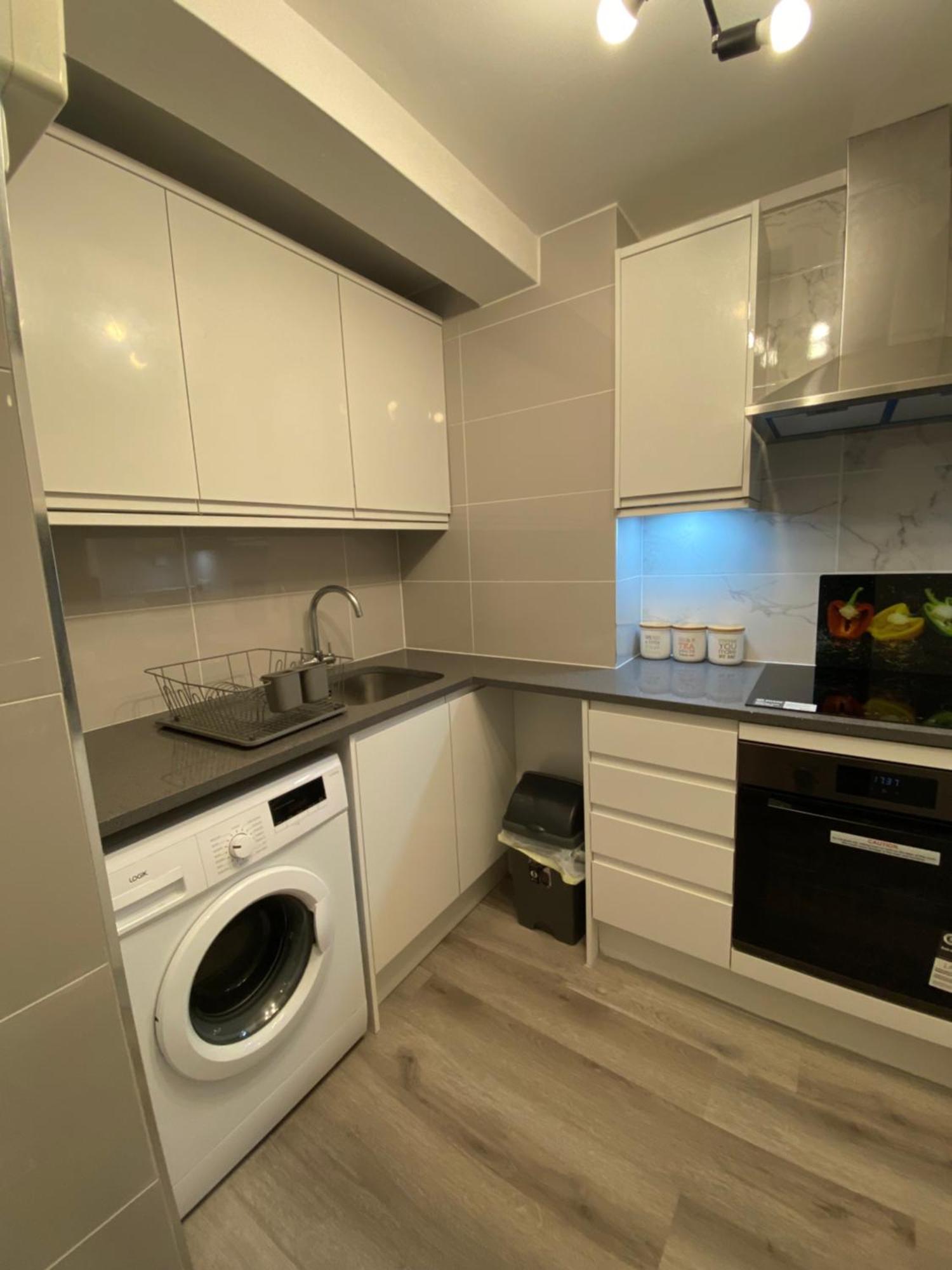 2-Bed Sleeps 4 Comfy For Contractors With Free Parking In Crawley Near Gatwick Manor Royal Refurbished Lägenhet Exteriör bild