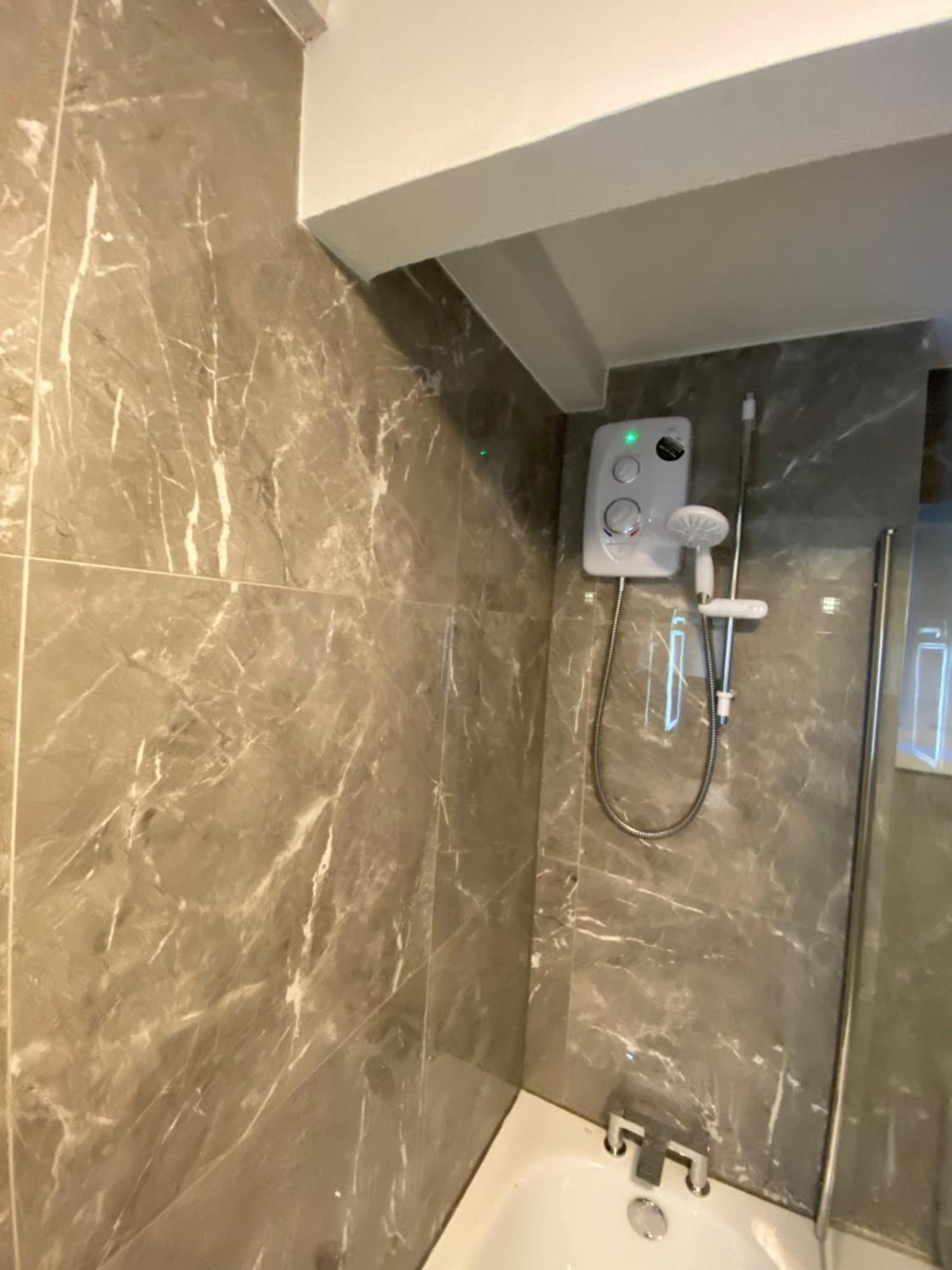 2-Bed Sleeps 4 Comfy For Contractors With Free Parking In Crawley Near Gatwick Manor Royal Refurbished Lägenhet Exteriör bild