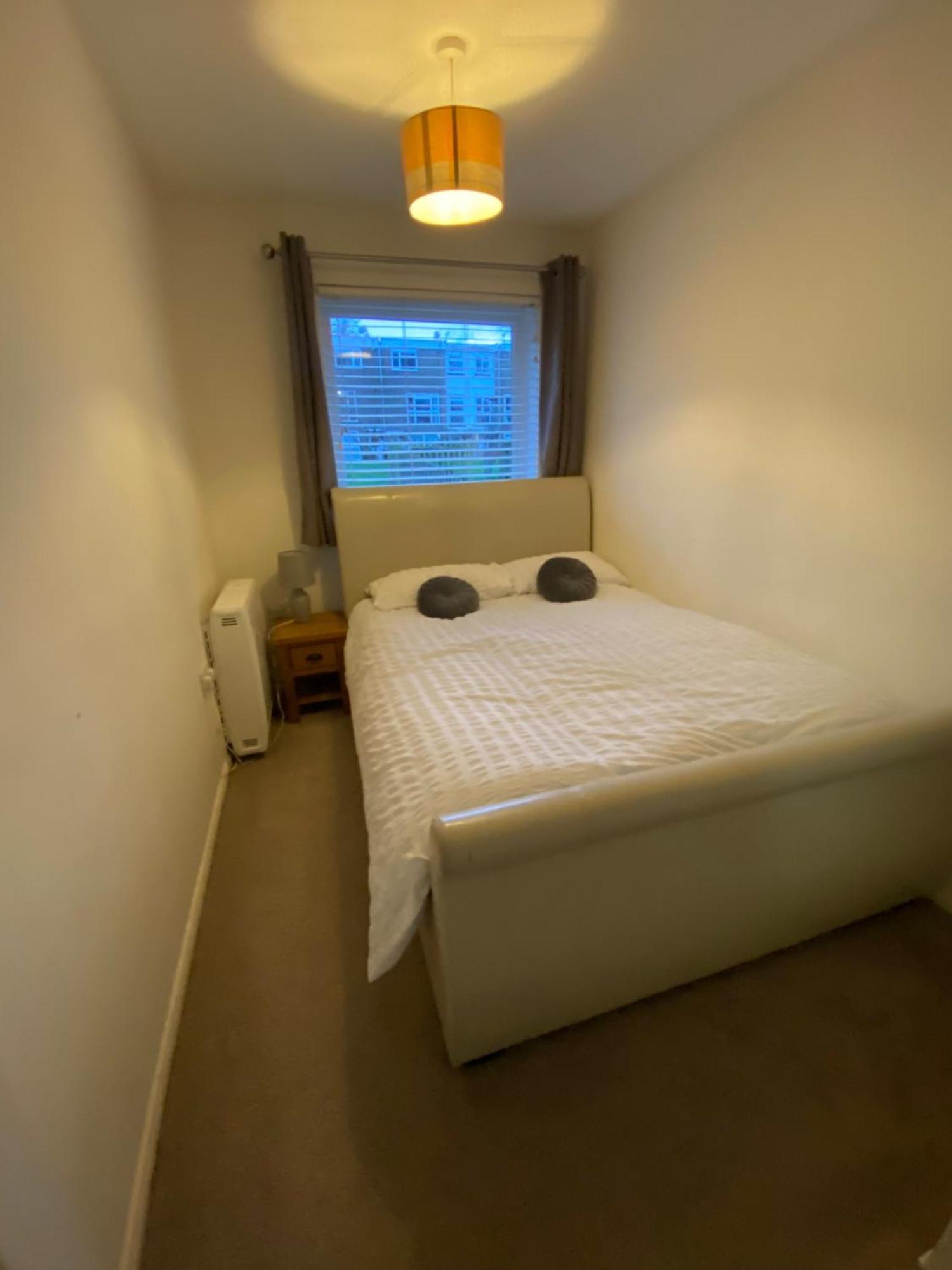 2-Bed Sleeps 4 Comfy For Contractors With Free Parking In Crawley Near Gatwick Manor Royal Refurbished Lägenhet Exteriör bild