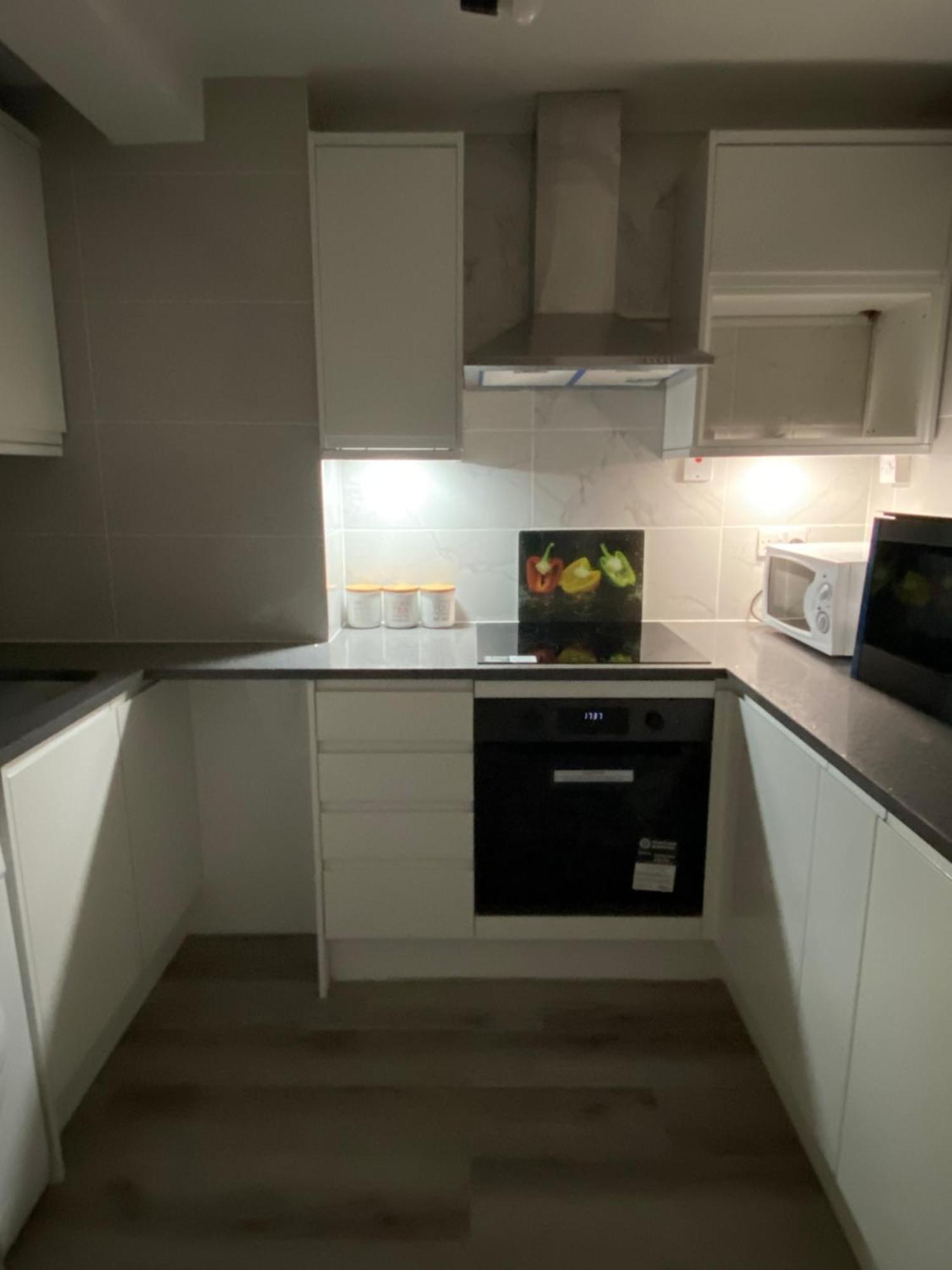 2-Bed Sleeps 4 Comfy For Contractors With Free Parking In Crawley Near Gatwick Manor Royal Refurbished Lägenhet Exteriör bild